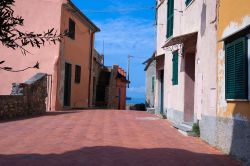 Un pittoresco angolo del piccolo villaggio di Tellaro vicino a Lerici, La Spezia, Italia. Il paese è legato alla leggenda di un polpo che si avvicinò al porto suonando le campane ...