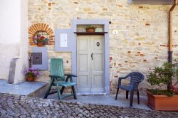 Un pittoresco angolo del villaggio di Murazzano, provincia di Cuneo, Piemonte - © Steve Sidepiece / Shutterstock.com