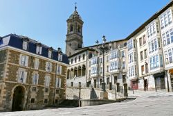 Un pittoresco angolo di Vitoria Gasteiz, Spagna: il capoluogo basco possiede un vecchio centro storico in cui è possibile scoprire scorci romantici.
