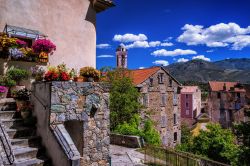 Un pittoresco angolo floreale nel borgo di Corte, Corsica.

