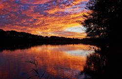 Un pittoresco cielo al tramonto nei pressi di un lago, Meclemburgo-Pomerania (Germania).

