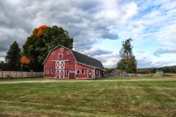 Un pittoresco fienile rosso nelle campagne del Connecticut, USA.
