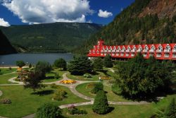 Un pittoresco hotel nella valle di Revelstoke, Canada. La fondazione di questa località risale al 1880 quando la Canadian Pacific Railway iniziò a costruire da queste parti.
