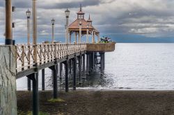 Un pittoresco molo a Frutillar Bajo, a nord ovest di Puerto Varas, Cile.



