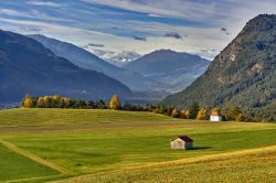 Un pittoresco paesaggio autunnale nei dintorni del villaggio di Sillian, Tirolo, Austria.

