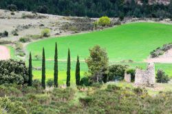 Un pittoresco paesaggio naturale nei pressi di Rennes-le-Chateau, Aude, Francia.
