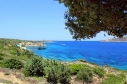Un pittoresco paesaggio naturale sull'isola di Pserimos, Grecia. Qui non si trovano luoghi affollati e chiassosi ma solo mare, vento e roccia. 
