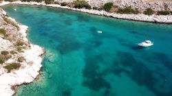 Un pittoresco panorama del porticciolo di Schinoussa, isola delle Cicladi (Grecia). Quest'isola è la festa dei 5 sensi.




