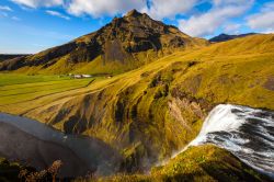 Un pittoresco panorama della valle che ospita la cascata di Skogafoss: siamo nel sud dell'Islanda vicino alla cittadina di Skogar.
