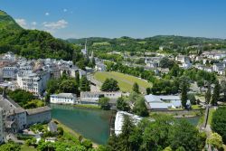 Un pittoresco panorama della verdeggiante Lourdes ai piedi dei Pirenei, Francia.

