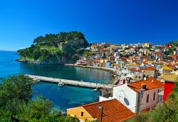 Un pittoresco panorama di Parga, resort turistico dell'Epiro, Grecia. Amata per le sue spiagge tranquille e per l'atmosfera che si respira, questa località è famosa per ...