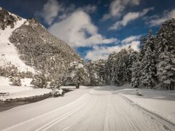 Un pittoresco panorama innevato a Cauterets, Francia: condizioni perfette per sciare e passeggiare.
