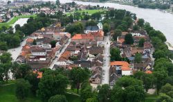 Un pittoresco scorcio dall'alto della città di Fredrikstad, Norvegia. Questa bella cittadina norvegese venne trasformata nella seconda metà del Seicento in un'inespugnabile ...