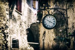 Un pittoresco scorcio del borgo medievale di Tenno, Trentino Alto Adige. Questa piccola località di formazione medievale ha origine antichissime con testimonianze che risalgono all'età ...