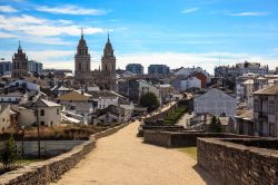 Un pittoresco scorcio del centro storico di Lugo con cattedrale e mura, Spagna.



