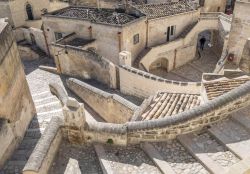 Un pittoresco scorcio del centro storico di Matera, Basilicata. Questa località è conosciuta in tutto il mondo per gli storici rioni Sassi formati da edifici rupestri costruiti ...