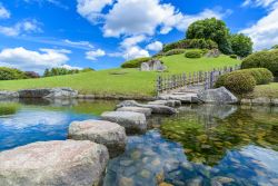 Un pittoresco scorcio del giardino Korakuen a Okayama, Giappone.
