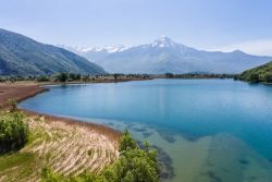 Un pittoresco scorcio del lago di Novate e del monte Legnone nei pressi di Novate Mezzola, Lombardia. Si trova a settentrione del lago di Como.
