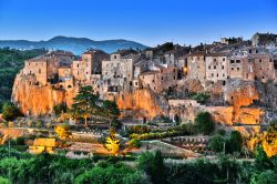 Un pittoresco scorcio della città di Pitigliano, Toscana, al tramonto. Siamo in una delle più suggestive località rurali della Toscana.

