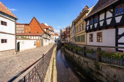 Un pittoresco scorcio della cittadina di Quedlinburg, Germania. Di particolare interesse è l'architettura a graticcio, con travi in legno sulle facciate, di molti suoi edifici.
