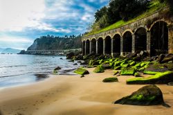 Un pittoresco scorcio della costa di Guetaria, regione di Guipuzcoa, Spagna. Siamo nella comunità autonoma dei Paesi Baschi: la cittadina è affacciata sulle rive del Mar Cantabrico.
 ...