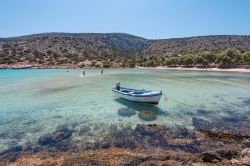 Un pittoresco scorcio della spiaggia di Platis Gialos sull'isola di Lipsi, Grecia.
