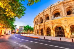 Un pittoresco scorcio dell'anfiteatro romano di Nimes, Occitania, sud della Francia. Monumento storico dal 1840, si presenta come doppio teatro con sovrapposizione di due piani ad arcata.

 ...