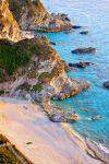 Un pittoresco scorcio di Capo Vaticano, vicino a Ricadi, Calabria. Si tratta di una località balneare e pianeggiante situata nella frazione San Nicolò di Ricadi - © maudanros ...