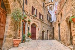 Un pittoresco scorcio di Volterra con i panni stesi ad asciugare, Toscana.
