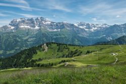 Un pittoresco scorcio paesaggistico delle Alpi svizzere fotografate sopra a Champery verso Les Dents du Midi.



