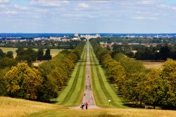 Un pittoresco scorcio panoramico del castello di Windsor, Regno Unito, visto dalle alture della città.
