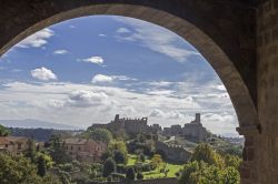 Un pittoresco scorcio sulla cittadina medievale di Tuscania, Lazio. Questo borgo è conosciuto per i suoi edifici storici, le tombe etrusche e le chiese romane.

