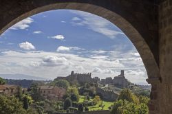 Un pittoresco scorcio sulla cittadina medievale di Tuscania, Lazio. Questo borgo è conosciuto per i suoi edifici storici, le tombe etrusche e le chiese romane.
