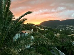 Un pittoresco tramonto a Cavalaire-sur-Mer, Provenza, Francia. In antichità qui sorgeva una colonia greca sulle cui vestigia è poi sorta la piccola cittadina portuale che conosciamo ...