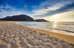 Un pittoresco tramonto con nuvole multicolore sulla spiaggia di Voidokilia, Pylos, Grecia.



