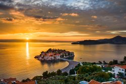 Un pittoresco tramonto sulla penisola di Sveti Stefan, Montenegro. A visitare questa località sono stati personaggi celebri come Orson Welles, Sophia Loren e la principessa Margaret.



 ...