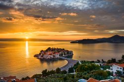 Un pittoresco tramonto sulla penisola di Sveti Stefan, Montenegro. A visitare questa località sono stati personaggi celebri come Orson Welles, Sophia Loren e la principessa Margaret.



 ...