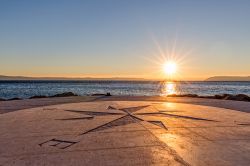 Un pittoresco tramonto sulla spiaggia di Tucepi, Croazia.
