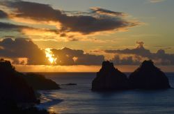 Un pittoresco tramonto sull'isola di Fernando de Noronha, Brasile.
