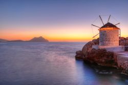 Un pittoresco tramonto visto dal porticciolo di Aegiali, isola di Amorgo, Grecia. Quest'isola è considerata una perla nascosta nelle Cicladi.

