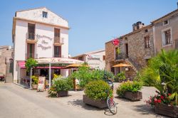 Un pizzeria nel centro di Piana in Corsica, uno dei Villaggi più belli di Francia - © Eugene Sergeev / Shutterstock.com