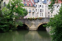 Un ponte abbellito con fiori nel centro storico di Metz, Francia: il fiume Mosella scorre placido nella cittadina capoluogo della Lorena - © Pack-Shot / Shutterstock.com