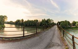 Un ponte che collega Bussolengo con Pescantina in Veneto