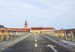 Un ponte della città di Ptuj, Slovenia, con chiesa e edifici sullo sfondo. Siamo in una città delle più vecchie del paese: la sua storia risale all'età della ...