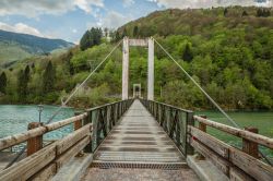 Un ponte di legno sul Lago di Barcis in Valcellina, Friuli