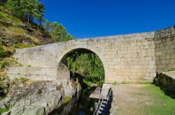 Un ponte di pietra costruito in epoca medievale nella città di Resende, nord Portogallo.

