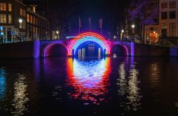 Un ponte illuminato nel centro storico di Amsterdam in occasione del Festival delle Luci, che si svolge tra la fine dell'autunno e l'inizio dell'inverno ogni anno - foto © Julia700702 ...
