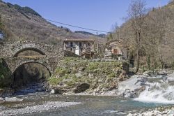 Un ponte in pietra con doppio arco nel villaggio di Molini di Triora, Imperia (Liguria).



