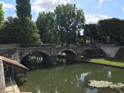 Un ponte in pietra nella cittadina di Vendome, Francia. Siamo nel dipartimento del Loir-et-Cher nella regione del Centro-Valle della Loira.
