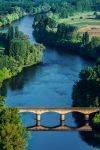 Un ponte medievale sul fiume Dordogna nei pressi di La Roque-Gageac in Francia